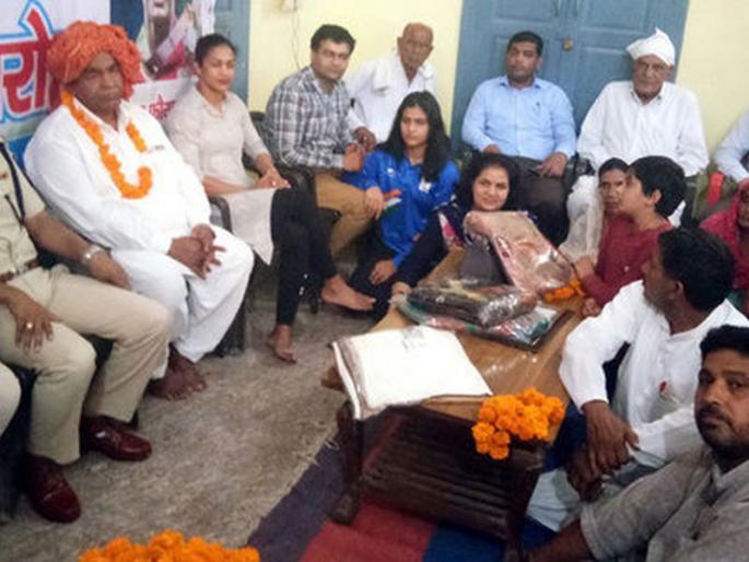 The women's gold medalist had to sit on ground | संतापजनक! राष्ट्रकुल स्पर्धेत सुवर्णपदक जिंकणाऱ्या महिला नेमबाजाला सत्कार समारंभात बसवले जमिनीवर The women's gold medalist had to sit on ground | संतापजनक! राष्ट्रकुल स्पर्धेत सुवर्णपदक जिंकणाऱ्या महिला नेमबाजाला सत्कार समारंभात बसवले जमिनीवर