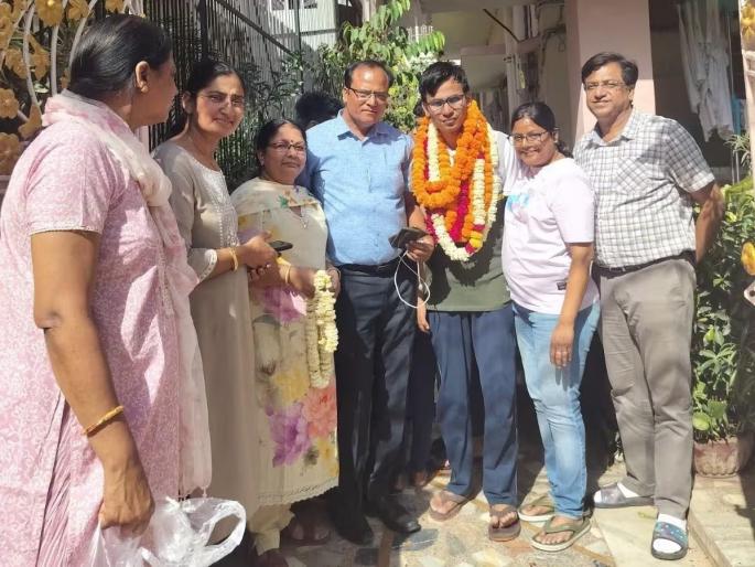 success story visually impaired manu garg clears civil services exam | Manu Garg : करून दाखवलं! आठवीत असताना गमावली दृष्टी, आईच्या साथीने रचला इतिहास, झाला अधिकारी success story visually impaired manu garg clears civil services exam | Manu Garg : करून दाखवलं! आठवीत असताना गमावली दृष्टी, आईच्या साथीने रचला इतिहास, झाला अधिकारी