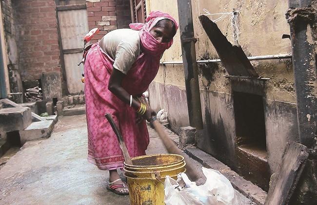 Shocking! Maharashtra is number second in carrying the manual scavenging | धक्कादायक! डोक्यावर मैला वाहून नेण्यात महाराष्ट्राचा दुसरा क्रमांक