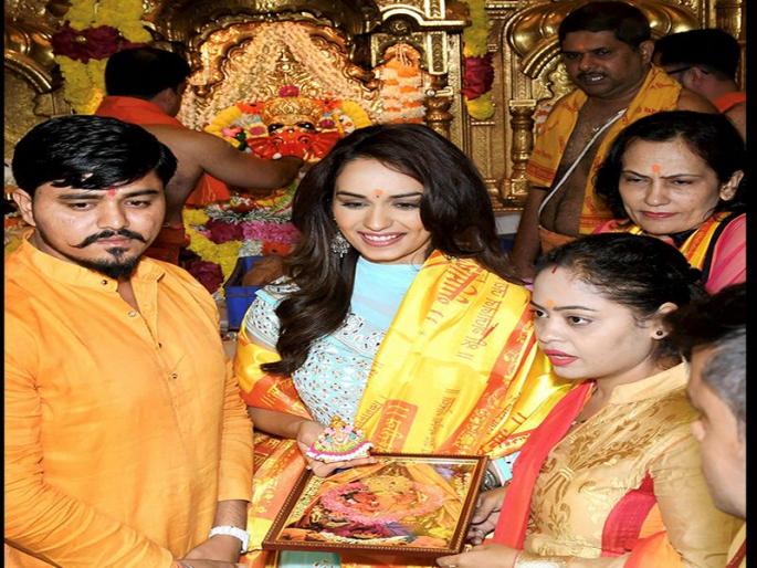 manushi chillar with family at siddhivinayak temple in mumbai | मिस वर्ल्ड मानुषी छिल्लरनं कुटुंबीयांसोबत घेतले सिद्धिविनायकाचे दर्शन manushi chillar with family at siddhivinayak temple in mumbai | मिस वर्ल्ड मानुषी छिल्लरनं कुटुंबीयांसोबत घेतले सिद्धिविनायकाचे दर्शन