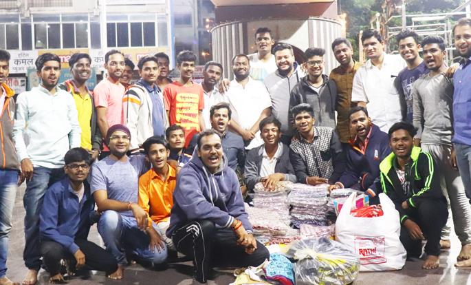 400 people in Solapur get bored of humanity | सोलापूरातील अडीचशे जणांना मिळाली माणुसकीची ऊब 400 people in Solapur get bored of humanity | सोलापूरातील अडीचशे जणांना मिळाली माणुसकीची ऊब