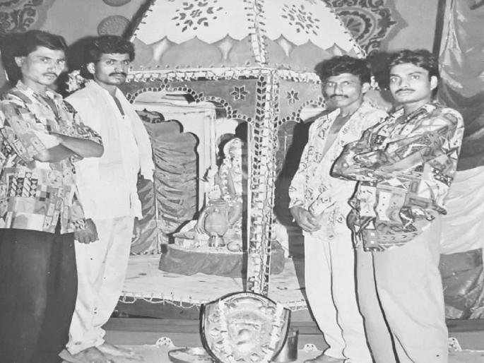 Vision of social harmony through Ganesh Mahotsava; Manwat's Driver Ganesh Mandala's president is Muslim brothers for 40 years | सामाजिक सलोख्याचे अनोखे दर्शन; मुस्लीम बांधवांकडे ४० वर्षांपासून गणेश मंडळाची धुरा Vision of social harmony through Ganesh Mahotsava; Manwat's Driver Ganesh Mandala's president is Muslim brothers for 40 years | सामाजिक सलोख्याचे अनोखे दर्शन; मुस्लीम बांधवांकडे ४० वर्षांपासून गणेश मंडळाची धुरा