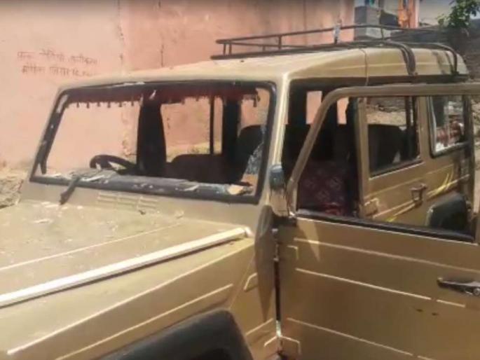 Parbhani Lok Sabha Consituency: Polling Stopped In Parbhani Village Due to Villagers Attack on Police in Parbhani Polling Station | Parbhani Lok Sabha Consituency: परभणीतील मतदानकेंद्रावर ग्रामस्थांकडून पोलिसांना मारहाण; मतदान थांबले Parbhani Lok Sabha Consituency: Polling Stopped In Parbhani Village Due to Villagers Attack on Police in Parbhani Polling Station | Parbhani Lok Sabha Consituency: परभणीतील मतदानकेंद्रावर ग्रामस्थांकडून पोलिसांना मारहाण; मतदान थांबले