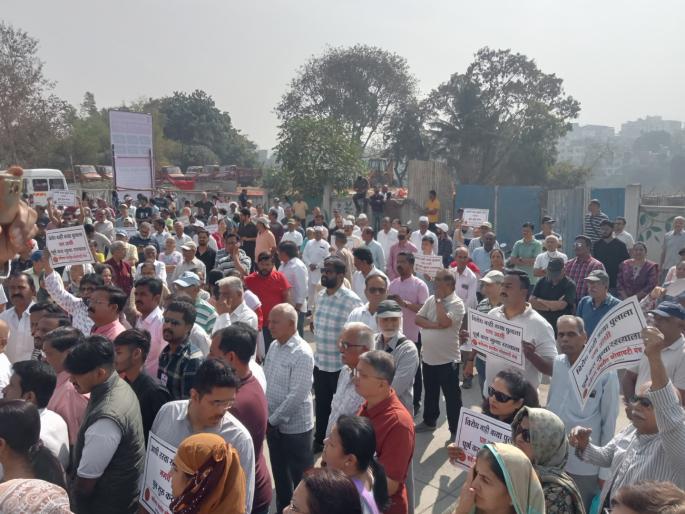 Society human chain movement for a road that has been stalled for 22 years | २२ वर्षांपासून रखडलेल्या रस्त्यासाठी सोसायटी संघाचे मानवी साखळी आंदोलन Society human chain movement for a road that has been stalled for 22 years | २२ वर्षांपासून रखडलेल्या रस्त्यासाठी सोसायटी संघाचे मानवी साखळी आंदोलन