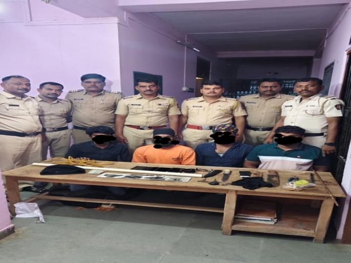 Police destroy robbery plan, four arrested with deadly weapon  | पोलिसांनी उधळला दरोड्याचा प्लॅन, घातक शस्त्रासह चौघे अटकेत  Police destroy robbery plan, four arrested with deadly weapon  | पोलिसांनी उधळला दरोड्याचा प्लॅन, घातक शस्त्रासह चौघे अटकेत