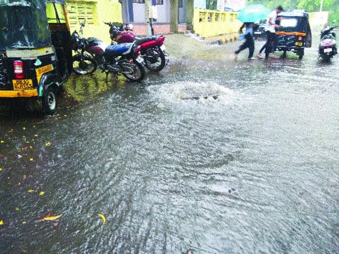 It is safe to cover manhole in cities | शहरांमधील मॅनहोलची झाकणे सुरक्षितच It is safe to cover manhole in cities | शहरांमधील मॅनहोलची झाकणे सुरक्षितच
