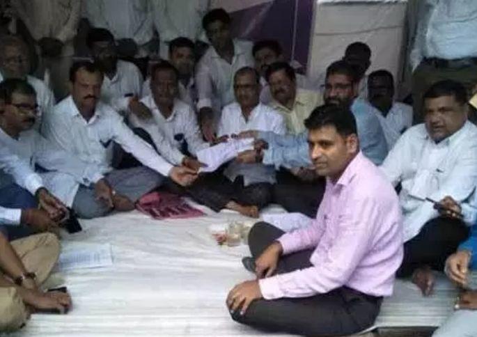 After the assurance to Chalisgaon, both fastings are reported | चाळीसगावला आश्वासनानंतर झाली दोन्ही उपोषणांची सांगता After the assurance to Chalisgaon, both fastings are reported | चाळीसगावला आश्वासनानंतर झाली दोन्ही उपोषणांची सांगता