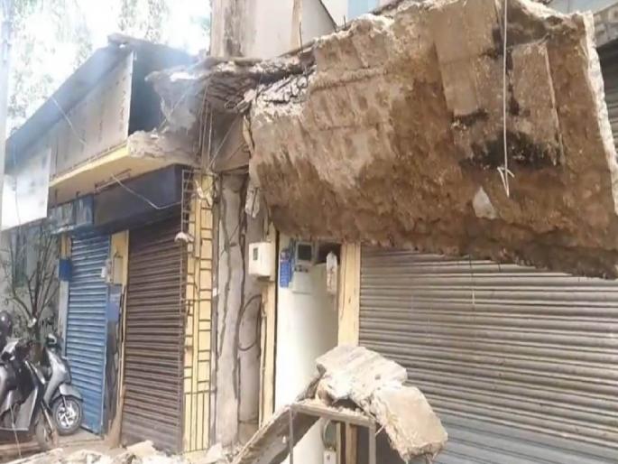 in goa five vehicles were damaged due to slab collapse in mhapasa no one can injured  | म्हापशात स्लॅब कोसळून पाच वाहनांचे नुकसान, सुदैवाने जीवितहानी टळली  in goa five vehicles were damaged due to slab collapse in mhapasa no one can injured  | म्हापशात स्लॅब कोसळून पाच वाहनांचे नुकसान, सुदैवाने जीवितहानी टळली