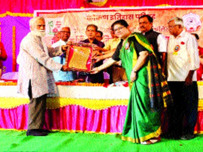 behind History society differ | इतिहासाआडून समाजात तेढ behind History society differ | इतिहासाआडून समाजात तेढ