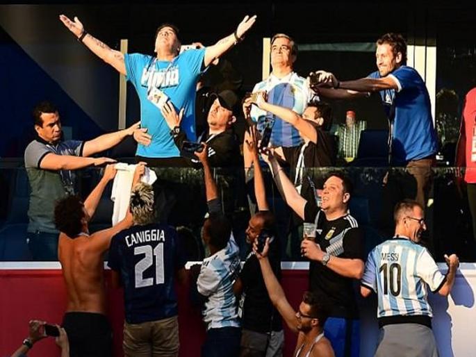 FIFA Football World Cup 2018: maradona new video viral | FIFA Football World Cup 2018 :मॅराडोना यांच्या नव्या व्हिडिओची चर्चा FIFA Football World Cup 2018: maradona new video viral | FIFA Football World Cup 2018 :मॅराडोना यांच्या नव्या व्हिडिओची चर्चा