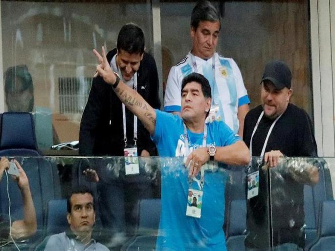 Maradona's condition worsens during the match | Fifa World Cup 2018 : सामन्याच्या मध्यांतराला मॅराडोना यांची प्रकृती बिघडली Maradona's condition worsens during the match | Fifa World Cup 2018 : सामन्याच्या मध्यांतराला मॅराडोना यांची प्रकृती बिघडली