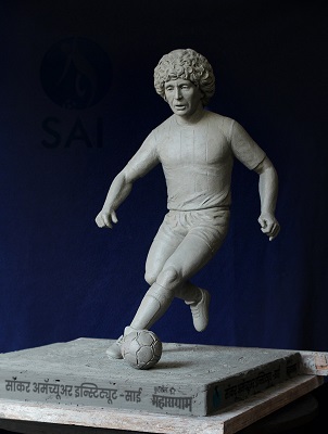 Diego Maradona's memorial to be erected by football fans in Kolhapur | कोल्हापूरात फुटबॉल प्रेमी उभारणार दिएगो मॅराडोनाचे स्मारक Diego Maradona's memorial to be erected by football fans in Kolhapur | कोल्हापूरात फुटबॉल प्रेमी उभारणार दिएगो मॅराडोनाचे स्मारक