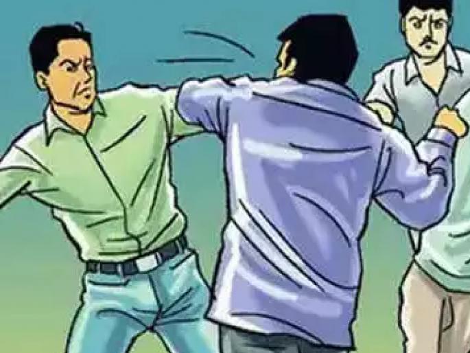 Young man beaten for minor reasons in front of a college in Satara | साताऱ्यात एका महाविद्यालयासमोर किरकोळ कारणातून तरुणाला मारहाण Young man beaten for minor reasons in front of a college in Satara | साताऱ्यात एका महाविद्यालयासमोर किरकोळ कारणातून तरुणाला मारहाण