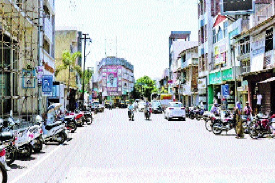 The containment zone in Islampur was removed, but the customers were scared to buy | व्यापाऱ्यांना कोट्यवधींचा फटका । खरेदीसाठी ग्राहक मात्र भेदरलेलेच