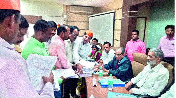 Presenting the Million Requests for Maratha Reservation-Backward Classes Commission: More than Thousand Workers Attendance; | मराठा आरक्षणासाठी सव्वा लाख निवेदने-मागासवर्गीय आयोगासमोर सादर : हजारहून अधिक कार्यकर्त्यांची उपस्थिती;