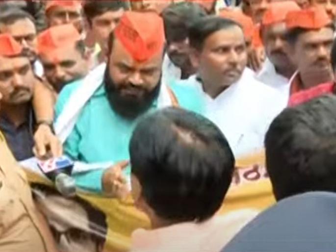 Maratha community protests outside Uddhav Thackeray Matoshree house, demands clarification of party stand on Maratha OBC Reservation | 'मातोश्री'बाहेर मराठा समाजाचं आंदोलन; अंबादास दानवे बोलले, ही भाजपाची माणसं, तर... Maratha community protests outside Uddhav Thackeray Matoshree house, demands clarification of party stand on Maratha OBC Reservation | 'मातोश्री'बाहेर मराठा समाजाचं आंदोलन; अंबादास दानवे बोलले, ही भाजपाची माणसं, तर...