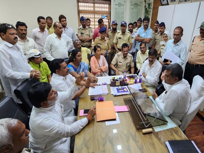 What is the relationship between agitation and water release? The Maratha community surrounded the Corporation | आंदोलन अन् पाणी सोडण्याचा काय संबंध? मराठा समाजाने महामंडळाला घेरले, माफीची मागणी