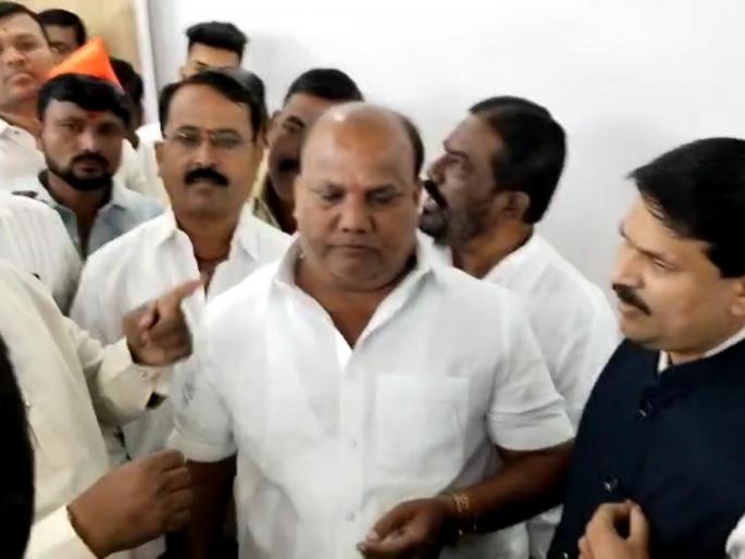 maratha activist disrupted the meeting of teacher mla in solapur | मराठा आंदाेलकांनी उधळली शिक्षक आमदाराची बैठक maratha activist disrupted the meeting of teacher mla in solapur | मराठा आंदाेलकांनी उधळली शिक्षक आमदाराची बैठक