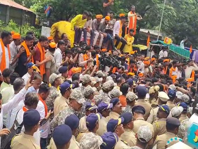 Manoj Jarange Patil Maratha Reservation: Tension prevails in Azad Maidan area, some protesters blocked the road; Police sought additional help | Video: आझाद मैदान परिसरात तणावाची स्थिती, आंदोलकांनी वाट अडवली; पोलिसांनी अतिरिक्त कुमक मागवली Manoj Jarange Patil Maratha Reservation: Tension prevails in Azad Maidan area, some protesters blocked the road; Police sought additional help | Video: आझाद मैदान परिसरात तणावाची स्थिती, आंदोलकांनी वाट अडवली; पोलिसांनी अतिरिक्त कुमक मागवली