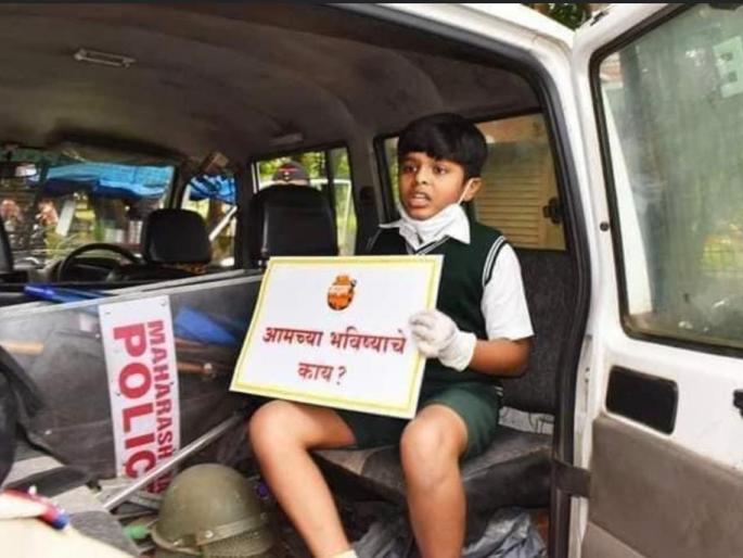 Maratha reservation- Students bow down after arresting protesters | Maratha reservation- आंदोलकांना ताब्यात घेतल्यानंतर विद्यार्थ्यांनी घातले दंडवत Maratha reservation- Students bow down after arresting protesters | Maratha reservation- आंदोलकांना ताब्यात घेतल्यानंतर विद्यार्थ्यांनी घातले दंडवत