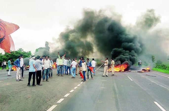 Rasta-Roko near Khapri on the Nagpur-Amravati highway | नागपूर-अमरावती महामार्गावरील खापरीजवळ रस्ता रोको Rasta-Roko near Khapri on the Nagpur-Amravati highway | नागपूर-अमरावती महामार्गावरील खापरीजवळ रस्ता रोको