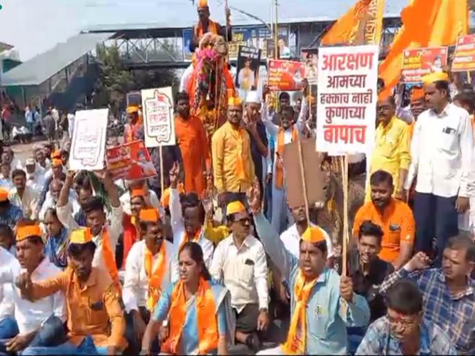 Maratha protestors thiyya agitaion on Jalna Road in Chhatrapati Sambhajinagar | छत्रपती संभाजीनगरात जालना रोडवर मराठा आंदोलकांचा ठिय्या; टायर जाळून शासनाचा निषेध Maratha protestors thiyya agitaion on Jalna Road in Chhatrapati Sambhajinagar | छत्रपती संभाजीनगरात जालना रोडवर मराठा आंदोलकांचा ठिय्या; टायर जाळून शासनाचा निषेध