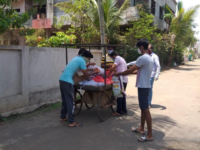 corona in kolhapur - On the eve of the Maratha colony, the necessities of life arrive home | CoronaVirus Lockdown : मराठा कॉलनी पूर्वपदावर, जीवनावश्यक वस्तू घरपोहोच corona in kolhapur - On the eve of the Maratha colony, the necessities of life arrive home | CoronaVirus Lockdown : मराठा कॉलनी पूर्वपदावर, जीवनावश्यक वस्तू घरपोहोच