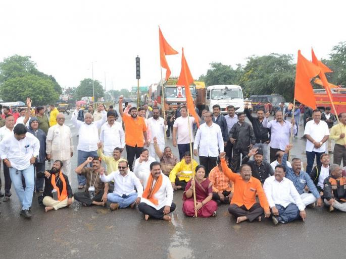 Dhule: Chakkajam protest by Maratha community on Chaligaon Road Chauphuli in Dhule | Dhule: धुळ्यातील चाळीगावरोड चौफुलीवर मराठा समाजातर्फे चक्काजाम आंदोलन Dhule: Chakkajam protest by Maratha community on Chaligaon Road Chauphuli in Dhule | Dhule: धुळ्यातील चाळीगावरोड चौफुलीवर मराठा समाजातर्फे चक्काजाम आंदोलन