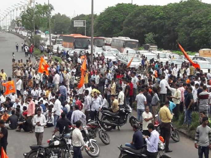 Remembers the ministers from the Maratha reservation | मराठा आरक्षणामुळे मंत्र्यांचे दूरवरून देवदर्शन
