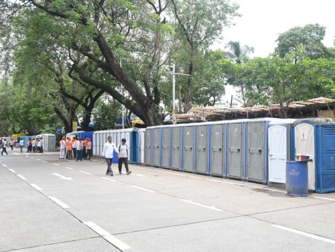 Hundreds of toilets, 11 tankers, 450 employees; Municipal Corporation takes measures to avoid inconvenience to protesters | शेकडो टॉयलेट, ११ टँकर, ४५० कर्मचारी; आंदोलकांची गैरसोय टाळण्यासाठी महापालिकेकडून उपाययोजना Hundreds of toilets, 11 tankers, 450 employees; Municipal Corporation takes measures to avoid inconvenience to protesters | शेकडो टॉयलेट, ११ टँकर, ४५० कर्मचारी; आंदोलकांची गैरसोय टाळण्यासाठी महापालिकेकडून उपाययोजना