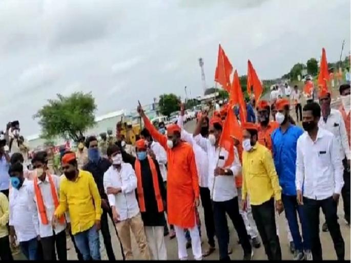 Stopped the protesters of Maratha Kranti Morcha at Gangapur | मराठा क्रांती मोर्चाच्या आंदोलकांना पोलिसांनी गंगापूर येथेच रोखले Stopped the protesters of Maratha Kranti Morcha at Gangapur | मराठा क्रांती मोर्चाच्या आंदोलकांना पोलिसांनी गंगापूर येथेच रोखले