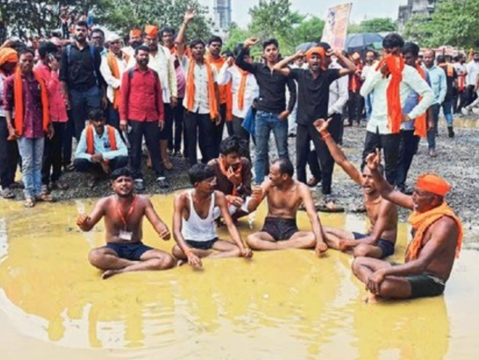 Maratha andolan: Protest in the mud at Azad Maidan | maratha andolan: आझाद मैदानात चिखलात बसून आंदोलन Maratha andolan: Protest in the mud at Azad Maidan | maratha andolan: आझाद मैदानात चिखलात बसून आंदोलन