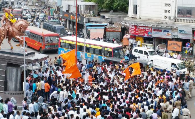 The Chakkajam movement of the Maratha community in Solapur | सोलापूरात मराठा समाजाचे चक्काजाम आंदोलन The Chakkajam movement of the Maratha community in Solapur | सोलापूरात मराठा समाजाचे चक्काजाम आंदोलन