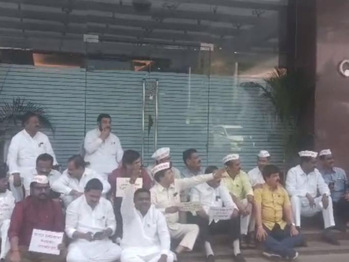 Maratha reservation: MLA Locked Mantralaya; All party meeting starts | मराठा आरक्षण: आमदारांनी मंत्रालयालाच ठोकले टाळे; इकडे सर्वपक्षीय बैठक सुरु Maratha reservation: MLA Locked Mantralaya; All party meeting starts | मराठा आरक्षण: आमदारांनी मंत्रालयालाच ठोकले टाळे; इकडे सर्वपक्षीय बैठक सुरु