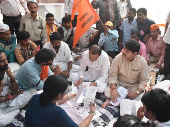 agitation of the Maratha Kranti Morcha, the minister and opponent face to face | मराठा क्रांती मोर्चाच्या आंदोलनस्थळी मंत्री अन् विरोधक आमनेसामने  agitation of the Maratha Kranti Morcha, the minister and opponent face to face | मराठा क्रांती मोर्चाच्या आंदोलनस्थळी मंत्री अन् विरोधक आमनेसामने