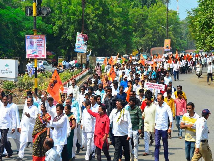 Maratha community march to collector office for arrest of Kirankumar Bakale | किरणकुमार बकालेंच्या अटकेसाठी मराठा समाजाचा जिल्हाधिकारी कार्यालयावर मोर्चा Maratha community march to collector office for arrest of Kirankumar Bakale | किरणकुमार बकालेंच्या अटकेसाठी मराठा समाजाचा जिल्हाधिकारी कार्यालयावर मोर्चा