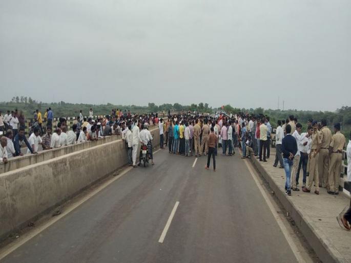 maratha kranti morcha : Protest in Aurangabad, one died | Maratha Kranti Morcha : औरंगाबादमध्ये मराठा आंदोलक आक्रमक, नदीत उडी घेऊन एकाने दिला जीव maratha kranti morcha : Protest in Aurangabad, one died | Maratha Kranti Morcha : औरंगाबादमध्ये मराठा आंदोलक आक्रमक, नदीत उडी घेऊन एकाने दिला जीव