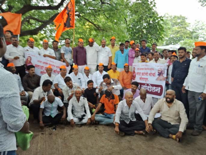 Munda agitation of Solapur Maratha Kranti Morcha for reservation | आरक्षणासाठी मराठा क्रांती मोर्चाचे सोलापूरात मुंडण आंदोलन Munda agitation of Solapur Maratha Kranti Morcha for reservation | आरक्षणासाठी मराठा क्रांती मोर्चाचे सोलापूरात मुंडण आंदोलन