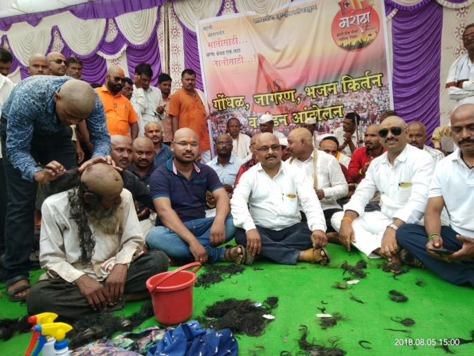 Maratha Reservation Protest:agitation in washim | Maratha Reservation Protest: वाशिममध्ये मराठा समाजबांधवांनी स्वयंस्फूर्तीने करवून घेतले मुंडन Maratha Reservation Protest:agitation in washim | Maratha Reservation Protest: वाशिममध्ये मराठा समाजबांधवांनी स्वयंस्फूर्तीने करवून घेतले मुंडन