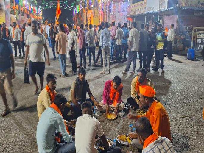 Protesters overwhelmed by the hospitality of Navi Mumbaikars Good accommodation and dining facilities | नवी मुंबईकरांच्या आदरातिथ्याने भारावले आंदोलक; राहण्यासह जेवणाची उत्तम सुविधा Protesters overwhelmed by the hospitality of Navi Mumbaikars Good accommodation and dining facilities | नवी मुंबईकरांच्या आदरातिथ्याने भारावले आंदोलक; राहण्यासह जेवणाची उत्तम सुविधा