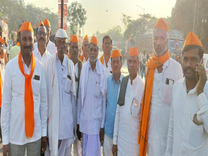 Participating in the village-to-village Maratha movement by taking public registration whole world filled in the truck | लोकवर्गणी काढून गावा-गावातील मराठे आंदोलनात सहभागी; ट्रकमध्ये भरला सगळा संसार