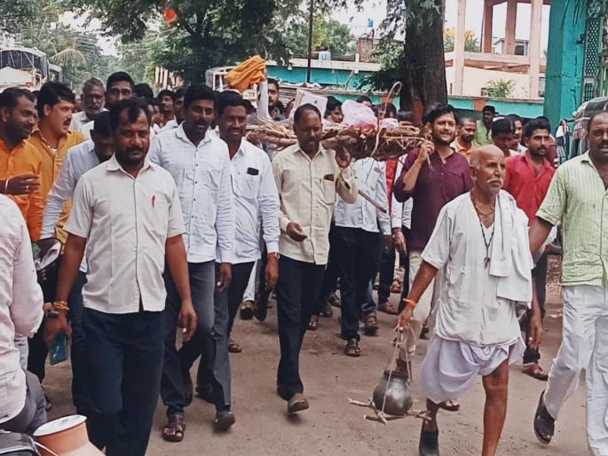 Maratha society aggressive, Govt's symbolic funeral procession | मराठा समाज आक्रमक, सरकारची प्रतिकात्मक अंत्ययात्रा