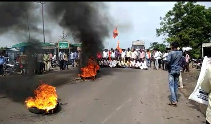 Maratha Reservation: agitation in Washim district | Maratha Reservation : वाशिम जिल्ह्यातील कुकसा फाट्यावर रास्ता रोको Maratha Reservation: agitation in Washim district | Maratha Reservation : वाशिम जिल्ह्यातील कुकसा फाट्यावर रास्ता रोको