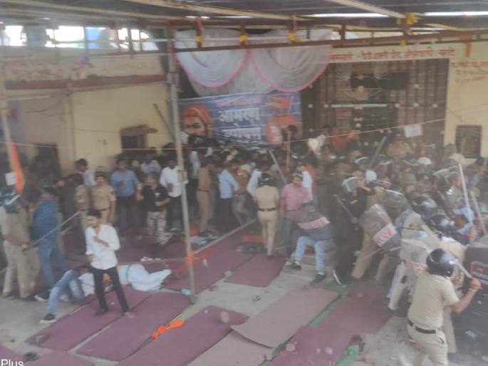 Police baton charge Maratha reservation protesters in Jalna; Stone pelting by the agitators also | Video: जालन्यात मराठा आंदोलकांवर पोलिसांचा लाठीचार्ज; आंदोलकांकडूनही दगडफेक Police baton charge Maratha reservation protesters in Jalna; Stone pelting by the agitators also | Video: जालन्यात मराठा आंदोलकांवर पोलिसांचा लाठीचार्ज; आंदोलकांकडूनही दगडफेक
