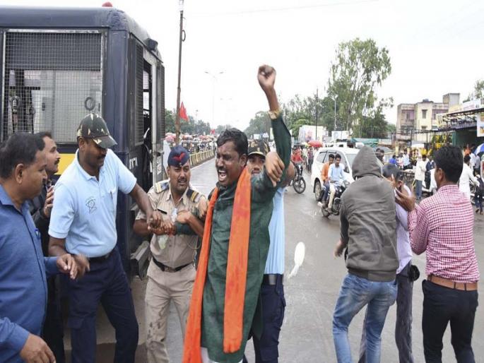 Maratha Reservation : Chhawa's volunteers attempt to suicide for the Maratha reservation in Usmanabad | Maratha Reservation : उस्मानाबादेत मराठा आरक्षणासाठी छावाच्या कार्यकर्त्यांचा आत्मदहनाचा प्रयत्न Maratha Reservation : Chhawa's volunteers attempt to suicide for the Maratha reservation in Usmanabad | Maratha Reservation : उस्मानाबादेत मराठा आरक्षणासाठी छावाच्या कार्यकर्त्यांचा आत्मदहनाचा प्रयत्न