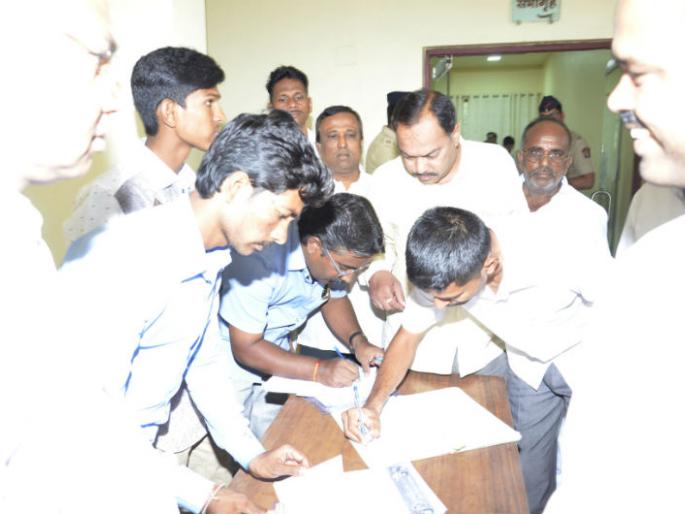 Two lakh disclosures in the public hearing in front of Solapur State Backward Class Commission | सोलापूरातील राज्य मागासवर्ग आयोगासमोरील जनसुनावणीत दोन लाखांवर निवेदने