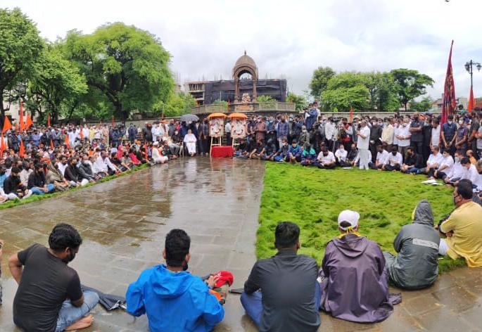 Sakal Maratha Kranti Muk Morcha started in Kolhapur | Maratha Reservation Kolhapur : भरपावसात कोल्हापूरात सकल मराठा क्रांती मूक मोर्चा सुरू