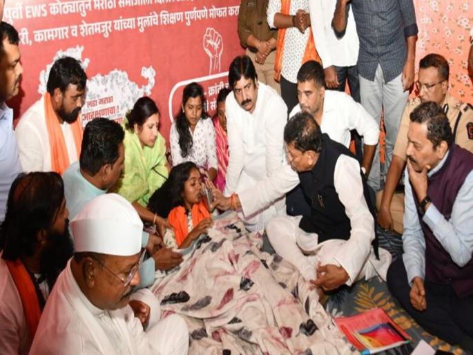 Maratha Reservation: Success to Ministerial Courtesy; Rajshree Umbre suspended his fast after 14 days | मराठा आरक्षण: मंत्र्यांच्या शिष्टाईला यश; राजश्री उंबरे यांनी १४ दिवसांनंतर उपोषण केलं स्थगित Maratha Reservation: Success to Ministerial Courtesy; Rajshree Umbre suspended his fast after 14 days | मराठा आरक्षण: मंत्र्यांच्या शिष्टाईला यश; राजश्री उंबरे यांनी १४ दिवसांनंतर उपोषण केलं स्थगित