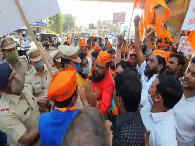 Protesters of Maratha Kranti Thok Morcha arrested while blocking the road | रास्ता रोको करताच मराठा क्रांती ठोक मोर्चाच्या आंदोलकांची धरपकड Protesters of Maratha Kranti Thok Morcha arrested while blocking the road | रास्ता रोको करताच मराठा क्रांती ठोक मोर्चाच्या आंदोलकांची धरपकड