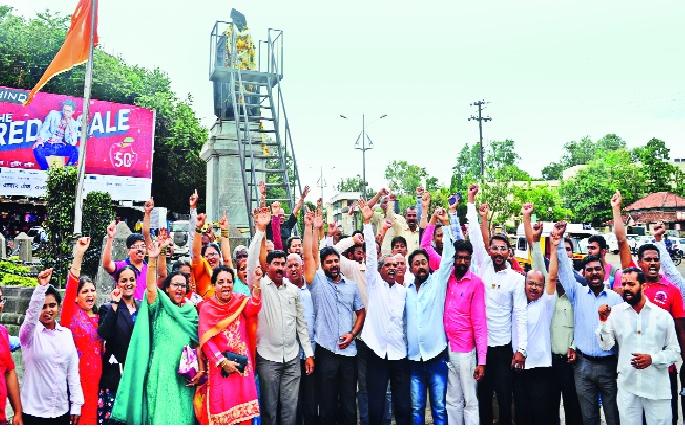 Maratha fight; Maratha won! | मराठा लढला; मराठा जिंकला! : शिव-शाहूंच्या जयजयकाराने दसरा चौक दुमदुमला; साखर, पेढे वाटप Maratha fight; Maratha won! | मराठा लढला; मराठा जिंकला! : शिव-शाहूंच्या जयजयकाराने दसरा चौक दुमदुमला; साखर, पेढे वाटप